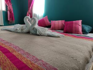 索维拉Villa aloe vera的两个塞满的天鹅躺在床上