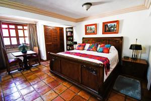 卡波圣卢卡斯Collection O Casa Bella Hotel Boutique, Cabo San Lucas的一间卧室配有一张大木床。