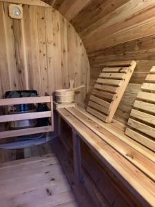 奥阿库尼Snowman Lodge and Spa的木制桑拿房,配有长凳和床