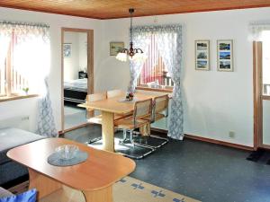 Henån4 person holiday home in HEN N的一间带桌子的客厅和一间餐厅