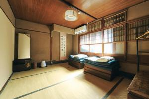 京都京都五条旅舍的客房设有两张床和窗户。