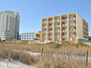 默特尔比奇Gazebo Inn Oceanfront的海滩上一座大型公寓楼,提供公寓