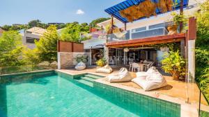 茶云莱海滩Villa Jacuzzi Seaview Villa的一座带游泳池和房子的别墅