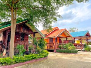 Ban Nong Nam Khan鲁安迈风情1号度假村的橙色房子