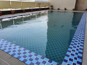 BīrganjDiyalo Lords Plaza Birgunj的一座蓝色瓷砖的游泳池
