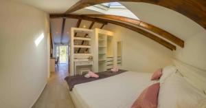 维斯Apartments Filip - vineyard and large terrace的卧室配有一张白色大床