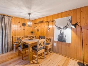 巴伦施泰特Holiday home on the mountain with views的一间设有桌子和墙上鹿的用餐室