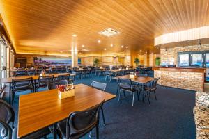 卡那封Carnarvon Motel的餐厅设有木制天花板和桌椅