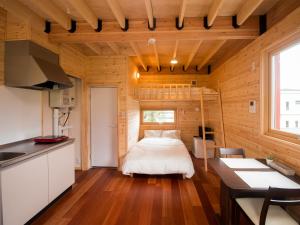 富良野富良野砖房公寓的木屋内的卧室配有一张床