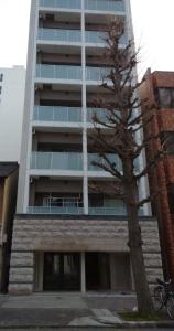 名古屋23rd Prosper Marunouchi - Vacation STAY 28741v的前面有一棵树的高楼