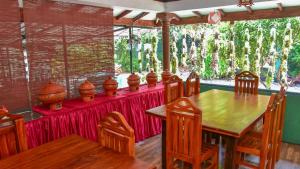 丹不拉The King's Garden Resort的一间带红色桌布的餐桌的用餐室