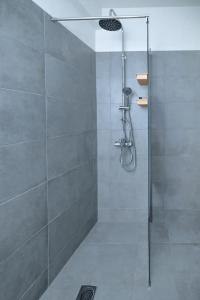拉里萨Larissa city center appartment ολοκαίνουργιο κομψό的浴室里设有玻璃门淋浴