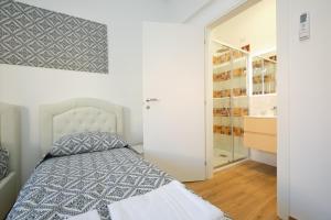 卡利亚里Piovella的一间卧室配有一张床和一个步入式衣柜