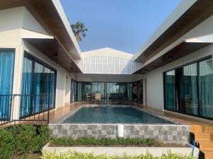 Ban Bo YaiLom Lay Beach Front Pool Villa Chaam, Huahin的一座带游泳池的房子的图象