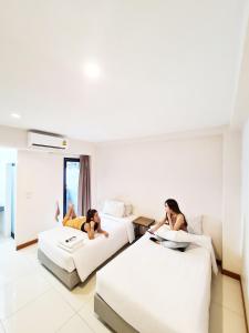 曼谷廊曼酒店的两名妇女躺在旅馆房间的床上