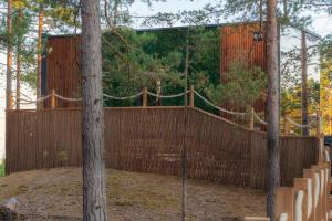 科特卡Santalahti Resort Cottages & Villas的 ⁇ 和树木的 ⁇ 笼