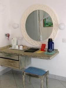瓦塔穆乌龟湾泳滩俱乐部的梳妆台、镜子和凳子