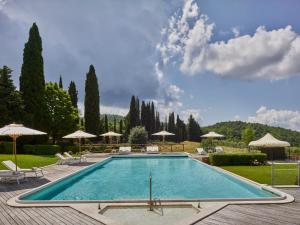 圣卡西亚诺·戴·巴格Fonteverde Lifestyle & Thermal Retreat - The Leading Hotels of the World的一个带椅子和遮阳伞的大型游泳池