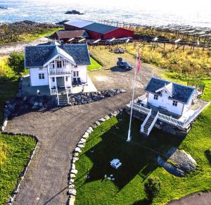 雷讷Lofoten Villa的白色房屋的空中景致,带旗帜