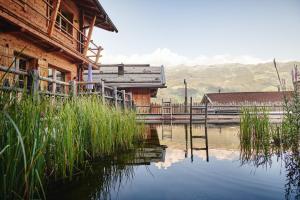 阿绍HochLeger - Chalet Refugium am Berg的水体中建筑物的反射