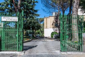 罗马Hotel Santa Prisca的街道上与建筑的绿色大门
