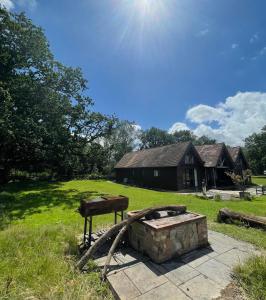 HardhamThe Mill House on the Brooks South Downs West Sussex Sleeps 15的房屋前的石火坑