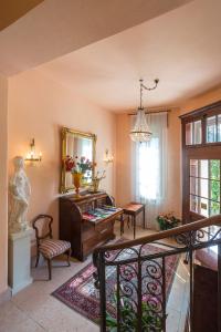 维罗纳美纳德别墅公寓的客厅配有桌子和镜子