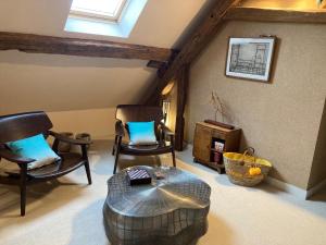 希特奈Le Clos des Châteaux的客厅配有椅子和茶几
