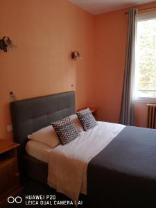 普瓦捷孟菲斯酒店的一间卧室配有一张带橙色墙壁和窗户的床
