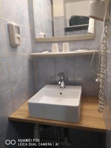 普瓦捷孟菲斯酒店的浴室设有白色水槽和镜子