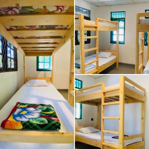 米瑞莎Kiara Sands的一间客房内配有两张双层床的房间