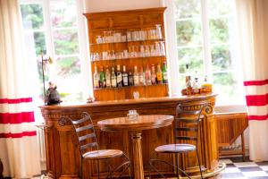 阿夫朗什La Ramade - Teritoria的一间酒吧,里面配有两把椅子和一张桌子