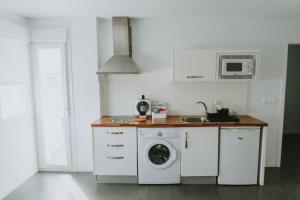 萨阿拉德洛斯阿图内斯Apartamentos ZHR 2的厨房配有洗衣机和水槽