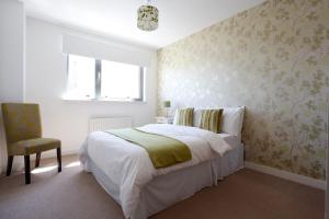 爱丁堡爱丁堡海滨公寓的白色卧室配有床和椅子