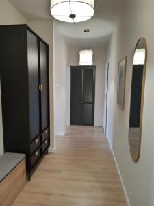 埃尔布隆格Apartament Zoja的走廊上设有黑色的门和镜子