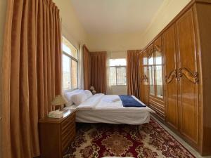 纳布卢斯Hayat Guest House的一间卧室设有一张床和一个窗口