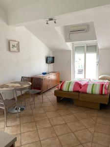 波尔吉察Apartmani Sabljic的一间卧室配有一张床、一张桌子和一张书桌