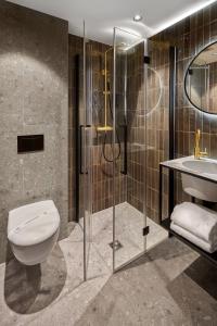 海牙Boutique Hotel First City的浴室配有卫生间、淋浴和盥洗盆。