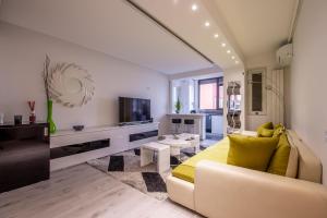 Roşu3 Room Luxury Residence Militari M2+3的带沙发和电视的白色客厅