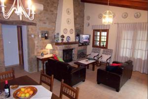 波连斯萨Serelleta的客厅配有家具和壁炉