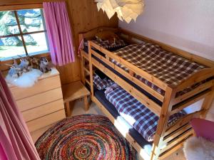 格里门茨Rafaches的一间卧室设有两张双层床和一扇窗户。