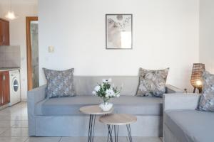 萨索斯Mouses Apartments的客厅配有蓝色的沙发和桌子