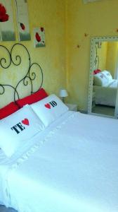 罗马盖亚的房间早餐加住宿旅馆的一间卧室配有一张带白色床单和镜子的床