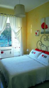 罗马盖亚的房间早餐加住宿旅馆的卧室配有一张大白色床和窗户