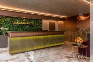 米兰阿里斯顿酒店的带有绿色墙壁的酒店大厅