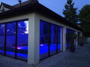 Saint-Léger-sur-DheuneLe Lodge Premium的一座晚上窗户上灯亮的建筑