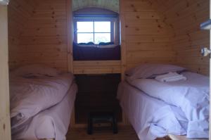 Saint-Léger-sur-DheuneLe Tonneau Bourguignon的小木屋内的两张床,设有窗户