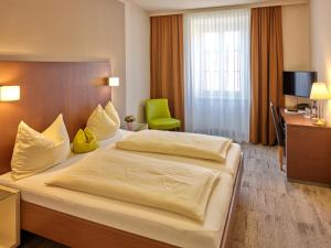 谢尔丁谢尔丁城市酒店的酒店客房设有一张大床和一张书桌。