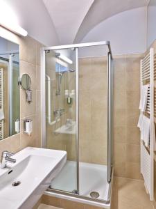 谢尔丁谢尔丁城市酒店的带淋浴和盥洗盆的浴室