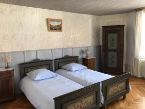 La SagneHôtel Von Bergen的两张睡床彼此相邻,位于一个房间里